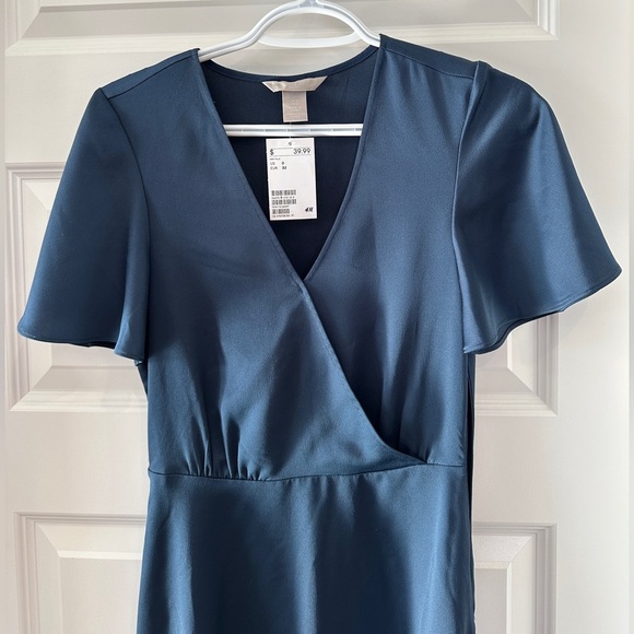 H&M Women’s Navy Blue Short Sleeve V- Neck Midi Slip Dress Size 0 - Picture 2 of 7